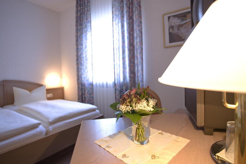 Landgasthof Windfelder Am See Hotel Stegaurach Bilik gambar