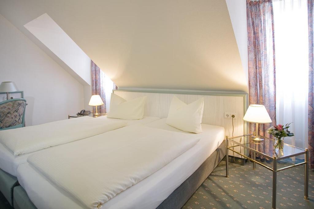Landgasthof Windfelder Am See Hotel Stegaurach Bilik gambar